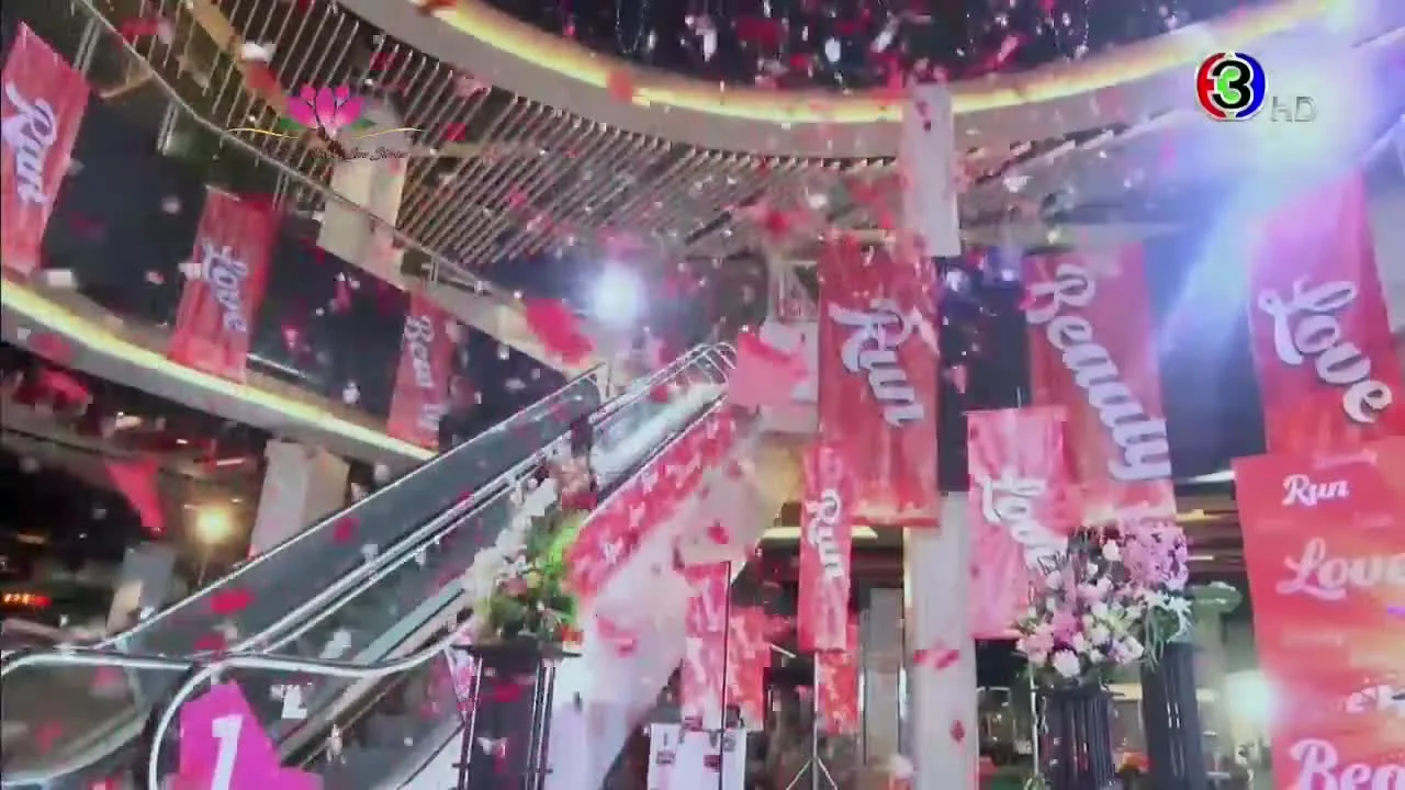 Шпионка с блеском для губ