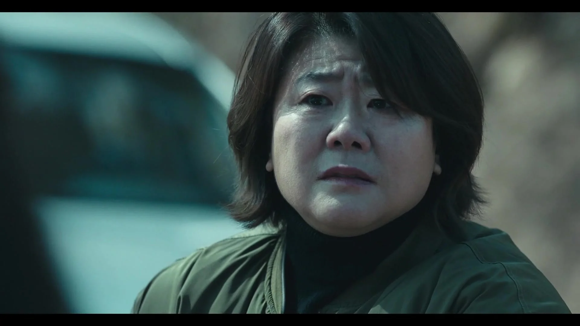 Женщина на белой машине