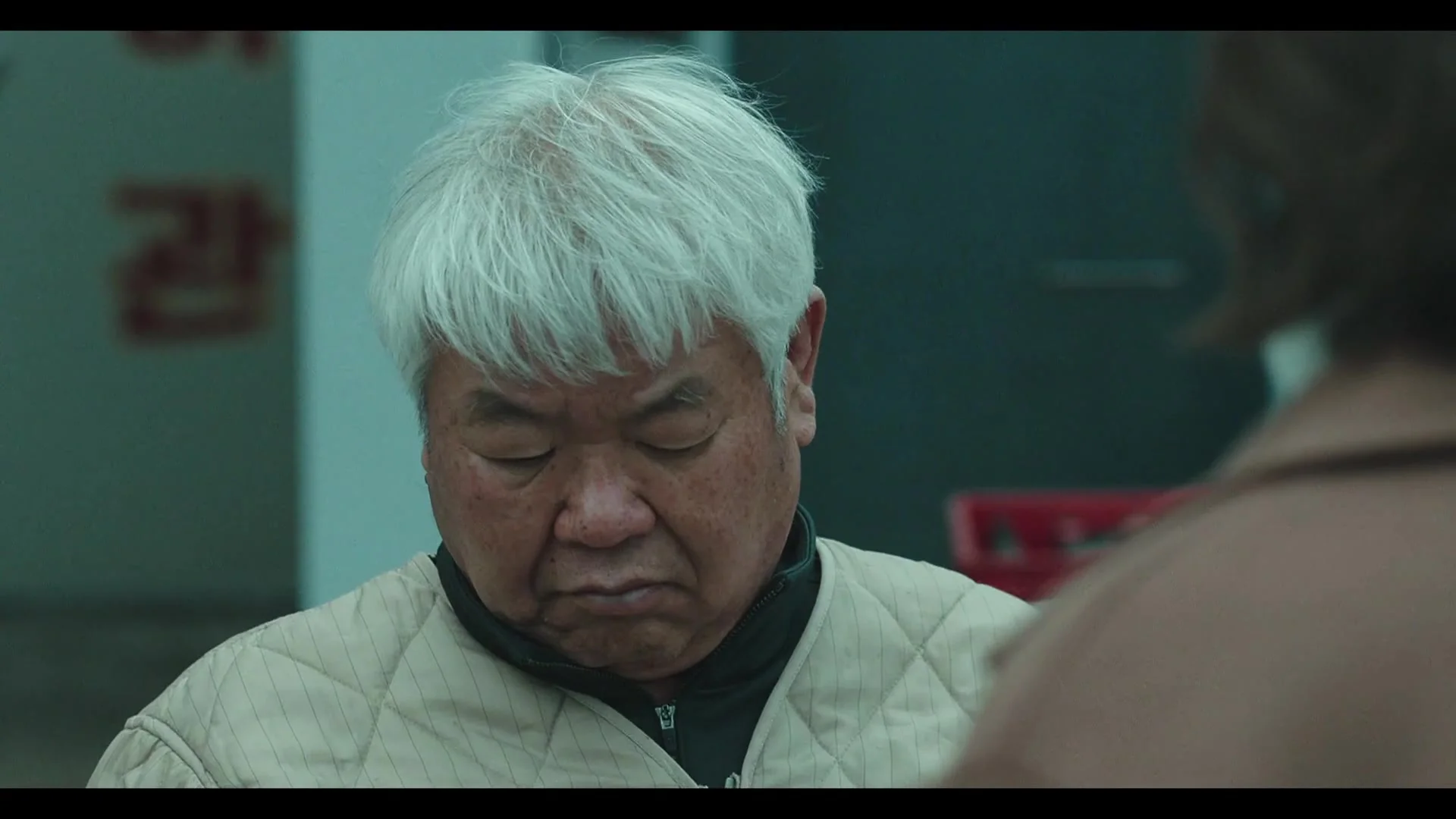 Женщина на белой машине